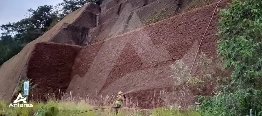 hydroseeding lereng tegak
